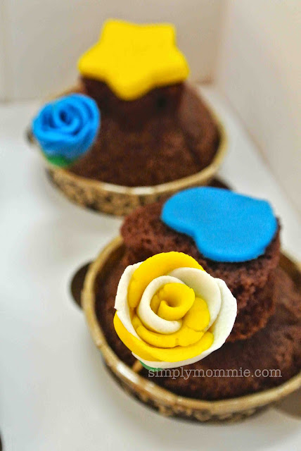 cupcake decorating with fondant
