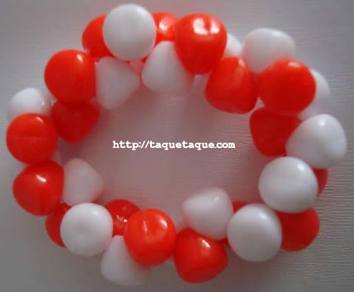 pulsera roja y blanca