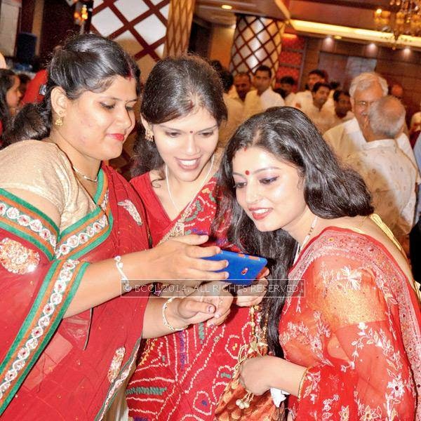 (L-R) Khusboo, Swetlana and Saumya during Col AK Singh and Sudesh's 50th wedding anniversary party in Patna.