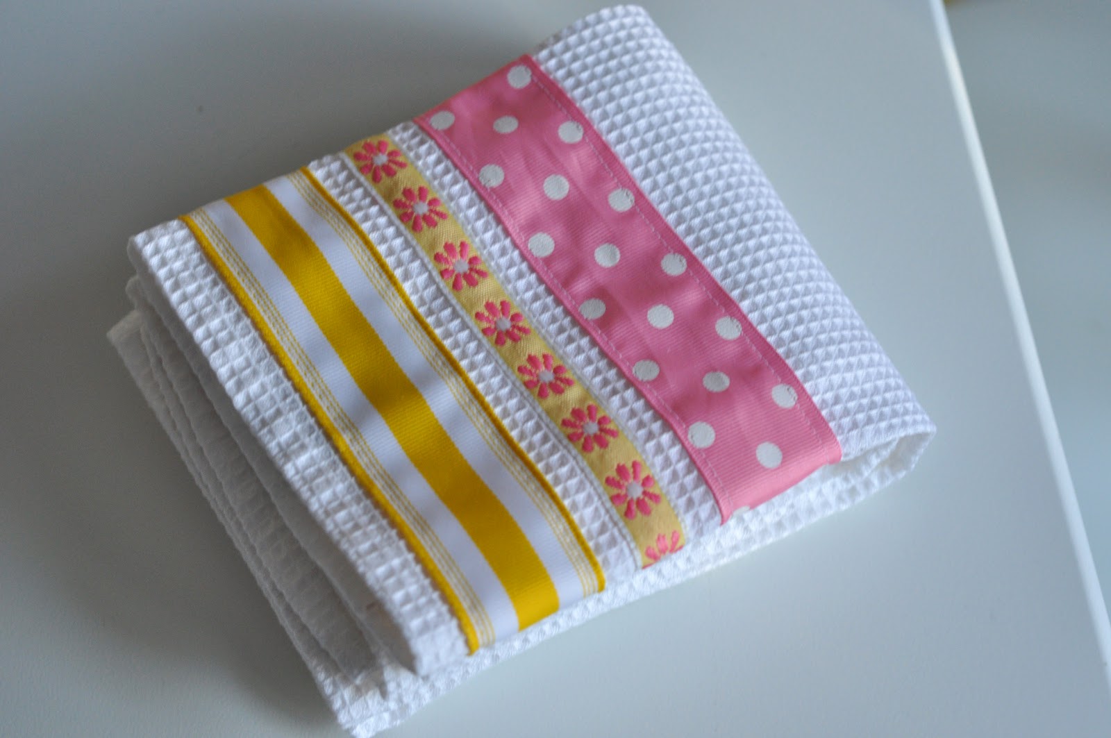 Aesthetic Nest: Sewing: Rick Rack Dish Towels