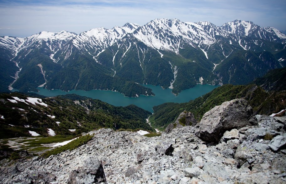 頂上から黒部ダム