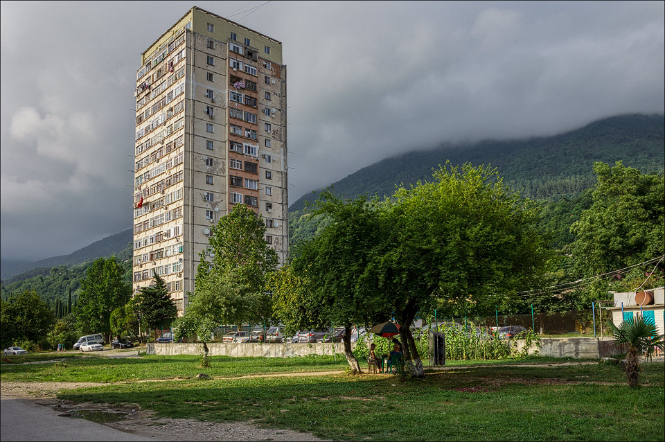 Колхети гагра. Абхазия поселок Ипнари. Абхазия Гагра многоэтажки. Жилые дома многоэтажки Гагра Сухум. Гагры Абхазия многоэтажка.