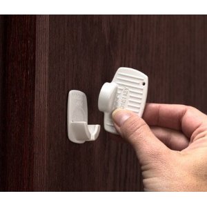 KidCo Adhesive Mount Magnet Key and Holder
