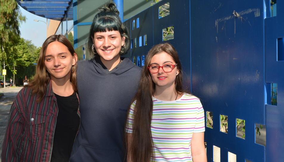 Laura Álvarez, Alba Méndez i Carolina Lucas, tres de les quatre autores del treball.