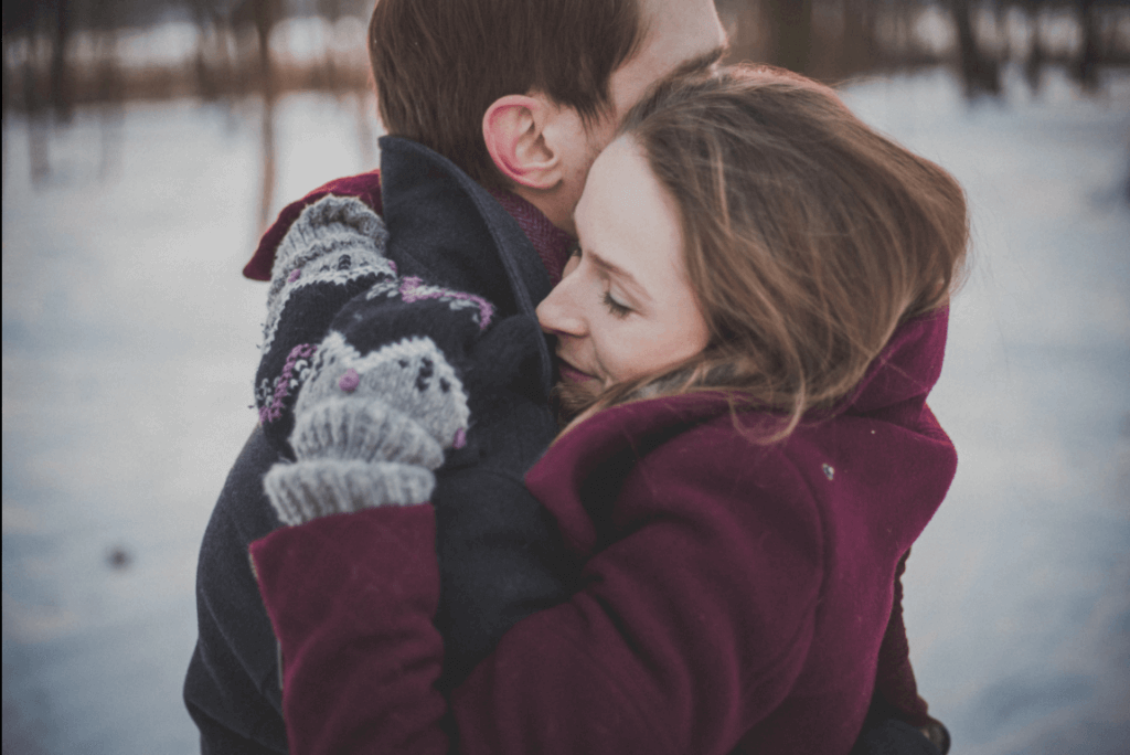 Mujer dando un abrazo a su pareja