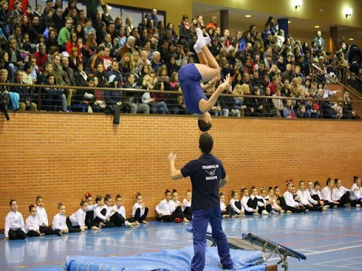 150 Gimnastas participaron en la exhibición de Navidad de las escuelas deportivas de trampolín