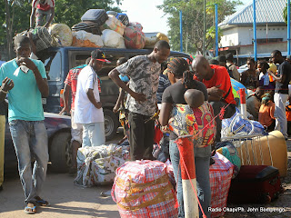 Des familles refoulées de Brazzaville cherchant à rejoindre leurs proches le 24/04/2014 à l’entrée principale de l’ex- port Onatra à Kinshasa. Radio Okapi/Ph. John Bompengo