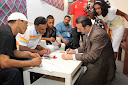 فريد يخط للحضور أسمائهم
