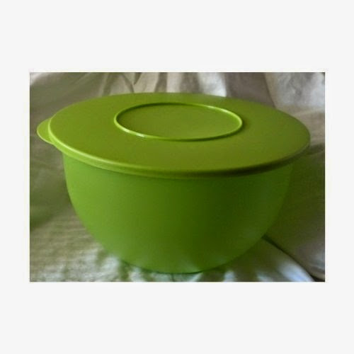  Tupperware 32 Cup Impressions Bowl