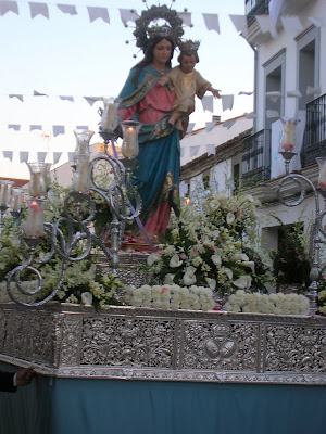 La imagen de María Auxiliadora en su procesión del 2010. Foto: Pozoblanco News, las noticias y la actualidad de Pozoblanco (Córdoba). Prohibido su uso y reproducción * www.pozoblanconews.blogspot.com