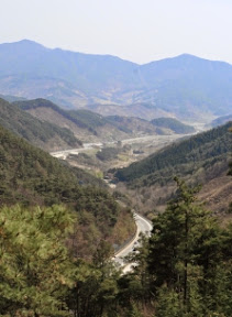 ‘산동-주천’ 구간 정보 봄마다 세상을 노랗게 물들이는 돌담 옆 산수유 물결 전라남도 구례군 산동면과 전라북도 남원시 주천면을 잇는 15.9km의 지리산둘레길.산동-주천구간은 지리산의 영봉 노고단을 바라보며 걸을 수 있고, 산동면…