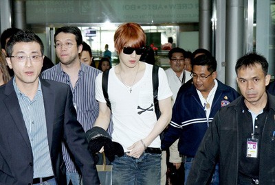 Multitud de fans inundaron el aeropuerto Suvarnabhumi para saludar a JaeJoong !  21/03/11 Jjthailandairport