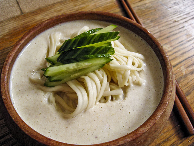 Kong-guksu - fideos en caldo frío de soja en Fideos de arroz con verduras y salsa de soja