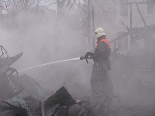 Сгорело добро: огонь в Шостке уничтожил более полусотни сараев + Фото