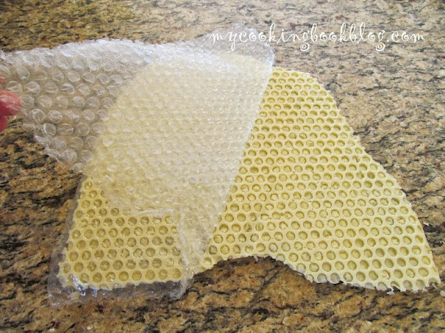 Как да направите декорацията пчелна пита от бял шоколад