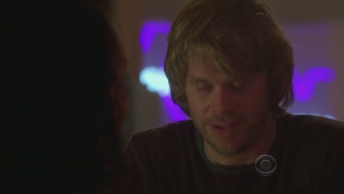 Deeks y sus alias S2E14_000291