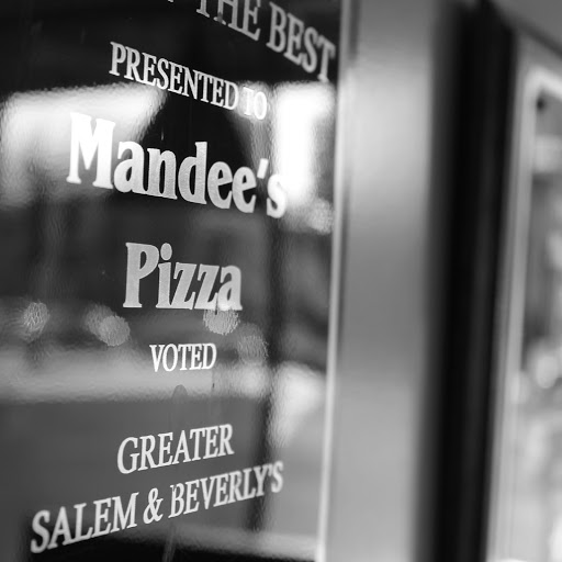 Mandee's Pizza logo
