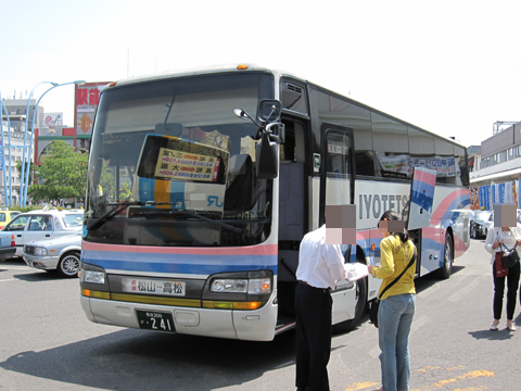 伊予鉄道「坊ちゃんエクスプレス」・241　JR松山駅にて