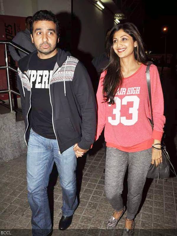 Shilpa Shetty with husband Raj Kundra caught on camera at suburban multiplex, in Mumbai. (Pic: Viral Bhayani)