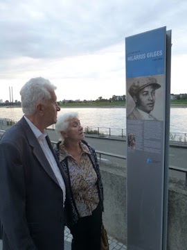 Prof. Naumov an der Informationstafel, die am Rheinufer an den ermordeten Nazigegner Hilarius Gilges erinnert.
