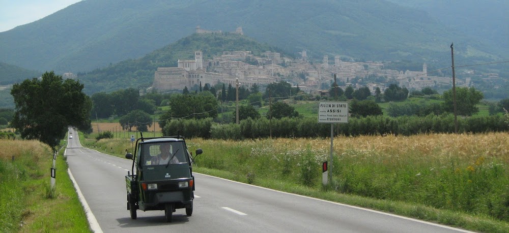 Ape 50 con caja fija saliendo de Assisi.