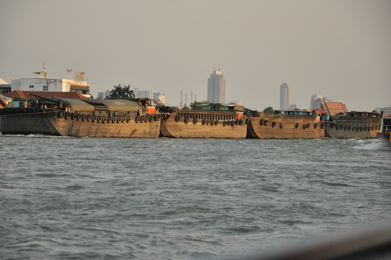 Буксировка судов по реке в Бангкоке