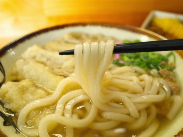 うどん麺は細麺ツルシコ、プルプル柔麺タイプ