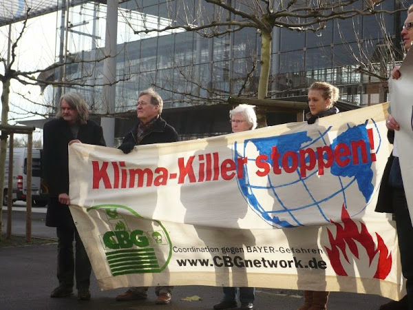 Protestler mit Transparent: »Klima-Killer stoppen!«.