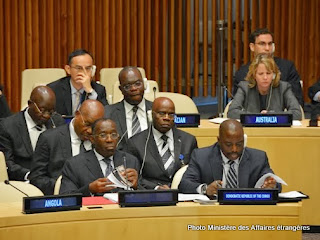 En avant plan, de gauche à droite: Raymond Tshibanda, ministre des Affaires étrangères et le président de la RDC Joseph Kabila au mini-sommet sur l'application de l'accord d'Addis-Abeba au siège de l'ONU à New-York (Lundi 23 septembre 2013).
