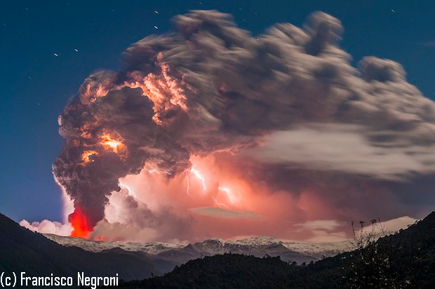Rayos y pirocúmulos sobre la erupción del volcán Puyehue