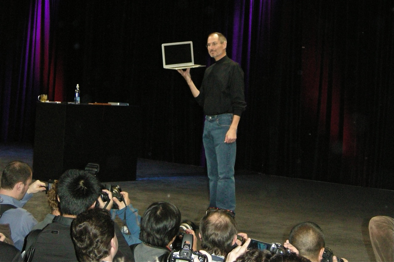 Steve Jobs at Macworld unveiling the new Macbook Air