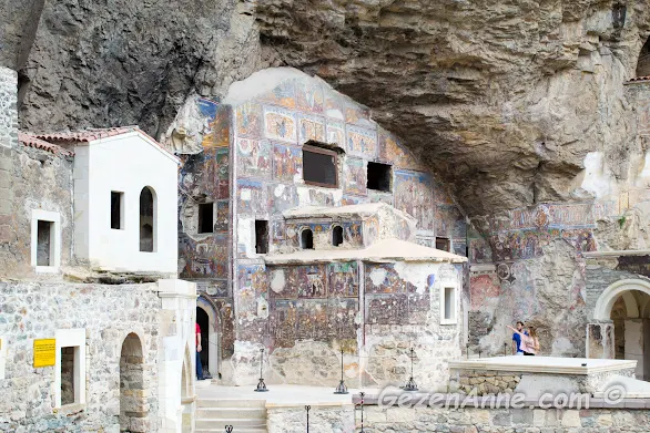 taşlar oyularak inşa edilmiş Meryem Ana Sümela manastırının binaları ve freskleri, Maçka Trabzon