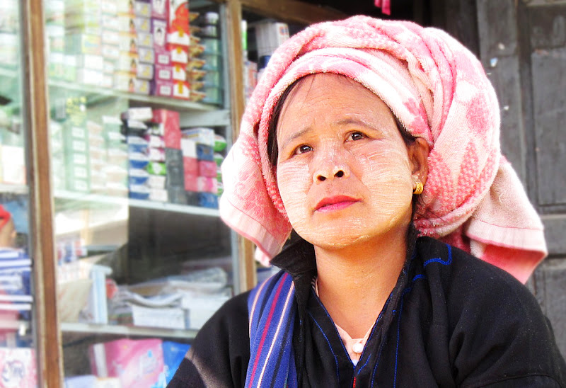 A lady selling spices in Nyaung Shwe market