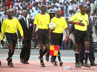 Des arbitres du match V-Club contre DCMP le 10/11/2013 au stade de Martyrs à Kinshasa, score : 2-0. Radio Okapi/Ph. John Bompengo