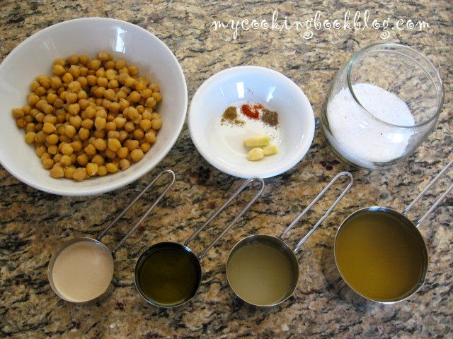 Хумус (hummus) или разядка (дип) с нахут и сусамов тахан