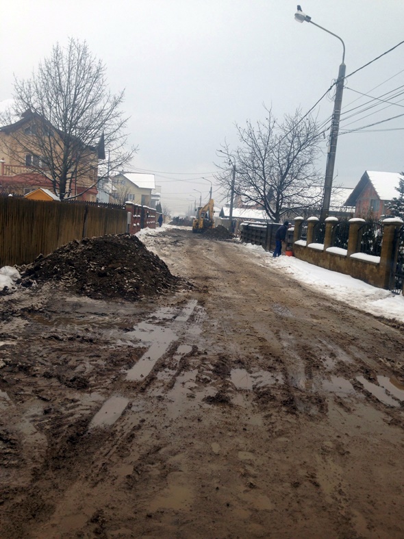 Strada Traian Țăranu, municipiul Suceava - glod, stradă neasfaltată - decembrie 2014