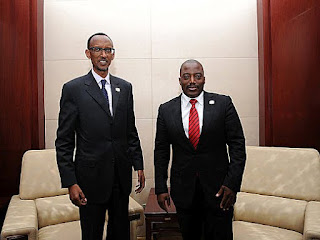 De gauche à droite: Le présidents du Rwanda, Paul Kagame et celui de la RDC, Joseph Kabila au sommet de l'Union africaine à Addis-Abeba, le 15 juillet 2012. Photo Droits tiers.