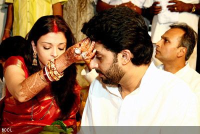 Abhishek Bachchan tied the knot with the gorgeous Aishwarya Rai in the year 2007. Ash gave birth to a baby girl in   The actor apparently shares a sizzling chemistry with Ash both on and off the silver screen!