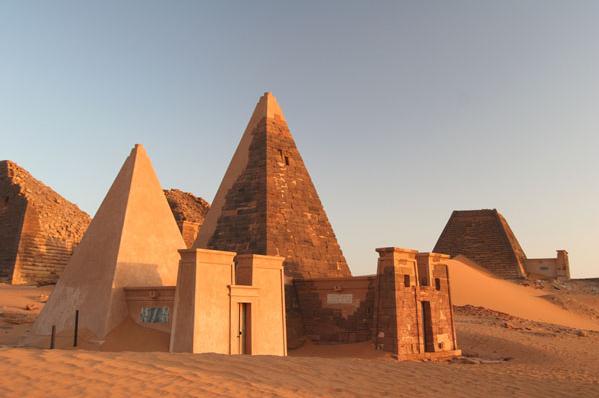 Les plus grandes pyramides dans le monde (PHOTOS) Soudan+-+Pyramides+de+Meroe