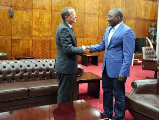 Première rencontre entre Martin Kobler (gauche), nouveau chef de la Monusco, et Joseph Kabila, chef d'Etat congolais, mardi 27 août à Kinshasa. Ph. Miriam Asmani