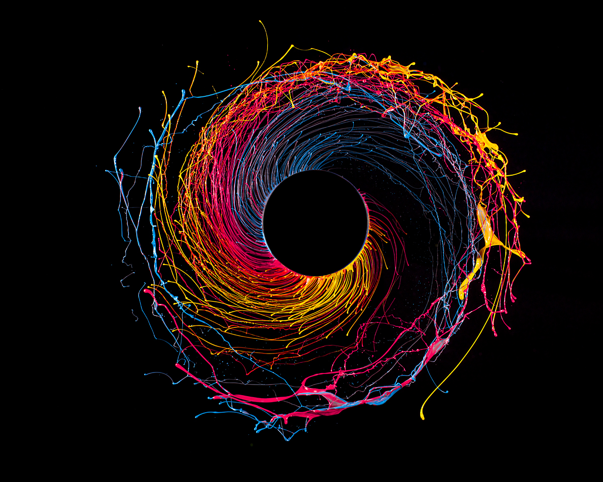 ＊藝術家Fabian Oefner油漆高速轉動：1秒呈現黑洞吞噬狀態！ 5