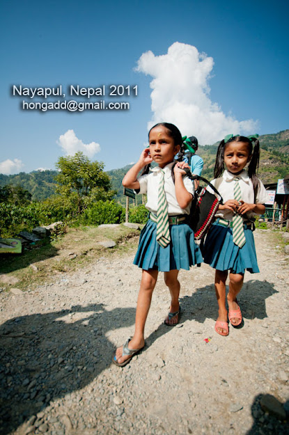Nayapul to Tikhedhunga Kids going to school