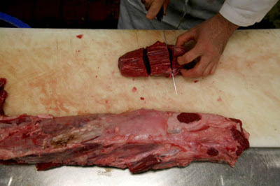 cắt phần tai thành miếng bít tết dày 5cm