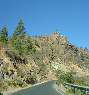 Straße in Gebirgslandschaft.