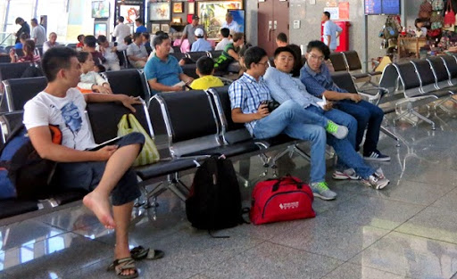 Chuyến bay chậm 3 tiếng, khách được phục vụ ăn uống
