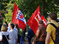 Demonstranten mit VVN- und DKP-Fahnen.