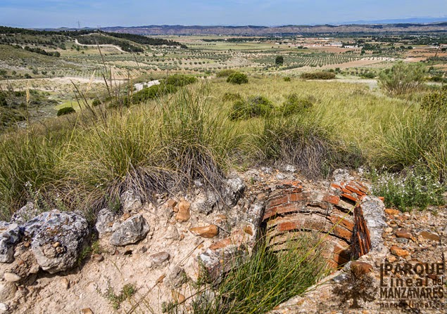 Puesto de Escuadra al que se accede por una linea de trincheras con puestos de tirador bien definidos, pese al paso del tiempo.