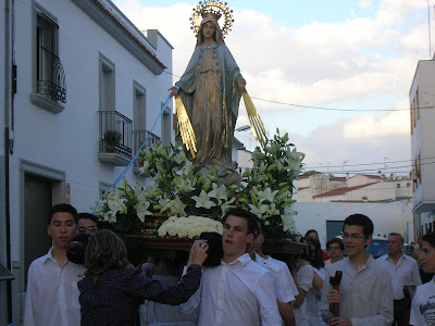 Desfile procesional del 2010 de la Virgen de la Medalla Milagrosa. Foto: Pozoblanco News, las noticias y la actualidad de Pozoblanco (Córdoba)* www.pozoblanconews.blogspot.com