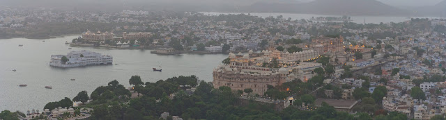 Panorámica de Udaipur, con el palacio real y hotel más lujoso de India en el lago