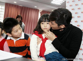[18.03] Arron Yan vole le premier baiser de petites filles + MV de "The next mv" 2011_AaronYanPromoKids2